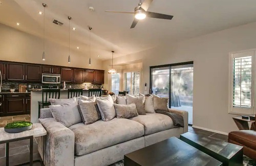 Paradise Park Vista Cabaña | Luxury Scottsdale 5 Bdrm W/pool and Hot Tub!