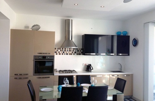 Qawra Apartamento | Luxury Seafront Apartment With Pool