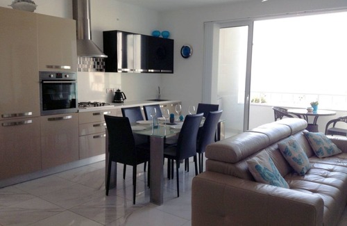 Qawra Apartamento | Luxury Seafront Apartment With Pool