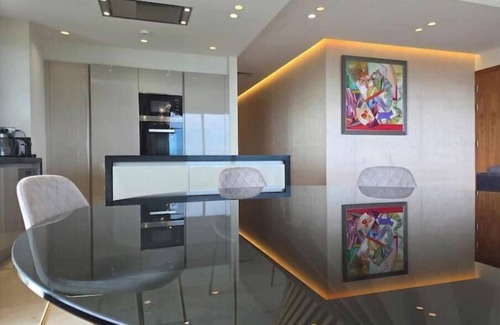 Limassol Apartamento | Luxury Seaview Escape 3bd in Limassol Skyscraper