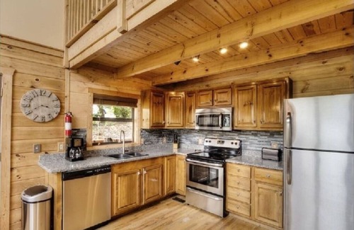 Sevierville Cabina | Lujo aislado 1 bd + loft cabina! ¡Wifi! Sony PlayStation! 11min a Parkway!