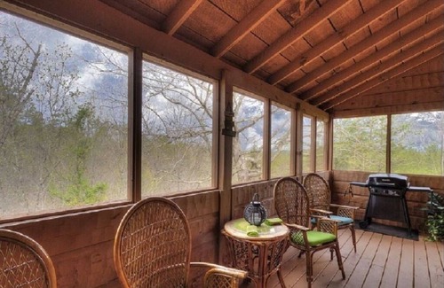 Sevierville Cabina | Lujo aislado 1 bd + loft cabina! ¡Wifi! Sony PlayStation! 11min a Parkway!
