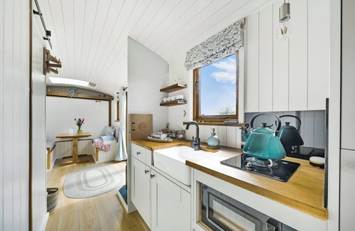 Menai Bridge Apartamento | Luxury Shepherds Hut with hot tub, firepit and gas barbeque