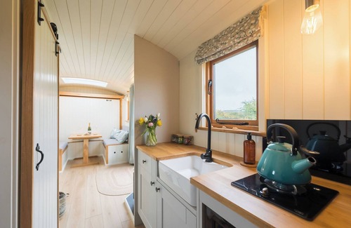 Menai Bridge Apartamento | Luxury Shepherds Hut with hot tub, firepit and gas barbeque