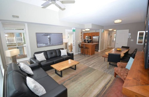 The Blue Mountains Casa | Luxury ski/golf chalet in Blue Mountain Rivergrass