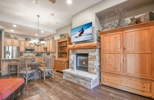 River Run Condominio | Esta es una de las propiedades más lujosas de Keystone. Si crees que mereces lo mejor mientras estás de vacaciones, esta propiedad es el lugar para ti. Ski in-Ski out, piscina climatizada interior y exterior, jacuzzi, aislado!