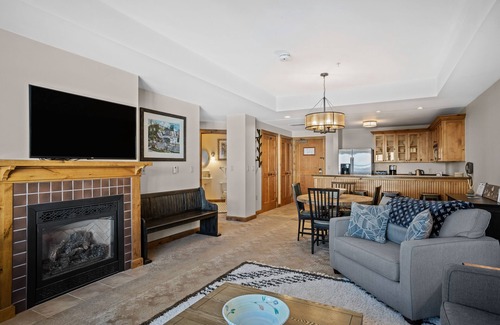 Crested Butte Condominio | Luxury ski in & out condo @ resort base: views, pool, hot tub, sauna, gym