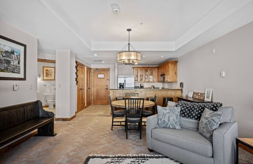 Crested Butte Condominio | Luxury ski in & out condo @ resort base: views, pool, hot tub, sauna, gym