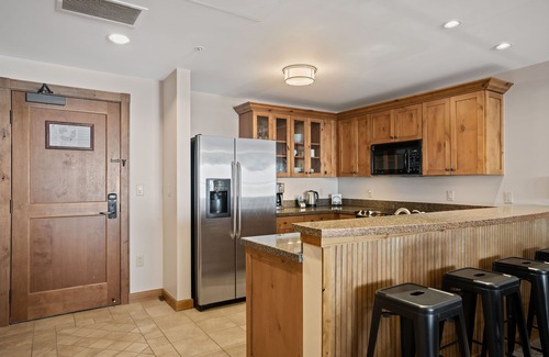 Crested Butte Condominio | Luxury ski in & out condo @ resort base: views, pool, hot tub, sauna, gym