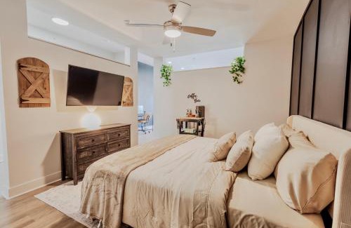 Deep Ellum Apartamento | Luxury Skyline Escape, Sauna, King Bed, DT View
