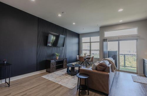 Deep Ellum Apartamento | Luxury Skyline Escape, Sauna, King Bed, DT View
