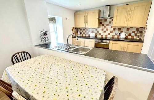 Inveraray Casa | Luxury Smugglers Cottage in the Heart of Inveraray Sleeps 4 in 2 Bedrooms