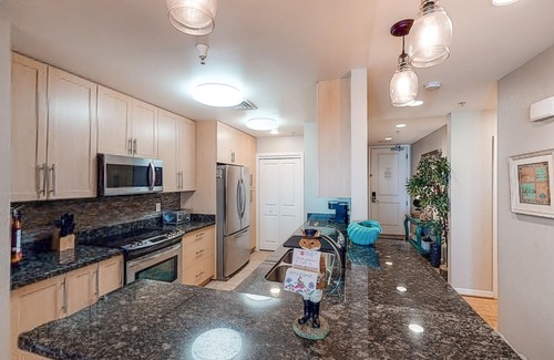 Sandbridge Condominio | Luxury south-side condo with great views of the Atlantic/Back Bay, pools, & gym