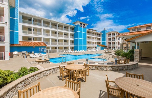 Sandbridge Condominio | Luxury south-side condo with great views of the Atlantic/Back Bay, pools, & gym