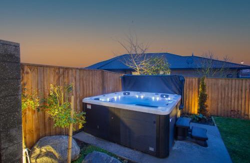Prebbleton Casa | Luxury Spa, Outdoor Fireplace & Games Room - Sleeps 10, 18 mins from CHC Airport