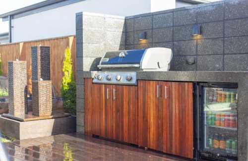 Prebbleton Casa | Luxury Spa, Outdoor Fireplace & Games Room - Sleeps 10, 18 mins from CHC Airport