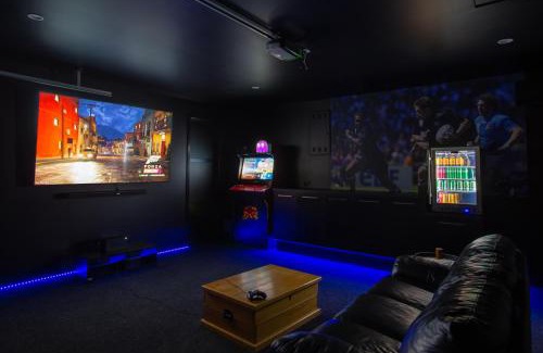 Prebbleton Casa | Luxury Spa, Outdoor Fireplace & Games Room - Sleeps 10, 18 mins from CHC Airport