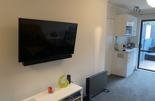 Paraparaumu Beach Apartamento | Estudio de spa de lujo a pocos pasos de la playa, la cafetería y el campo de golf