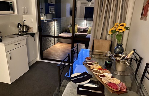 Paraparaumu Beach Apartamento | Estudio de spa de lujo a pocos pasos de la playa, la cafetería y el campo de golf