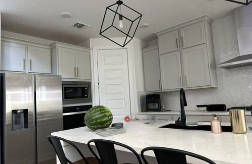 Katy Casa | Luxury, spacious, 5-bedroom home: central air, WiFi, and resort-style amenities