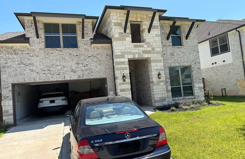 Katy Casa | Luxury, spacious, 5-bedroom home: central air, WiFi, and resort-style amenities