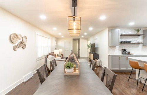 Prairie Village Casa | Luxury spacious 5BR home w/ 2 King Beds