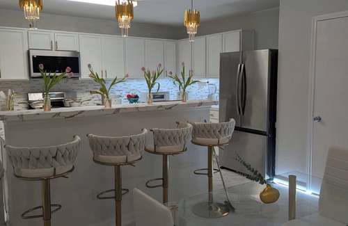 Houston Casa | Luxury Spacious 9-bed Houston with Game Room , Cinema , Record Studio + HOT TUB