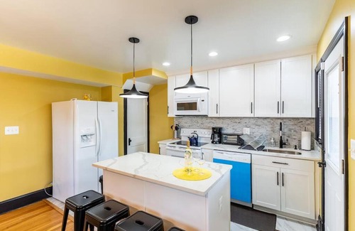 Fairlawn Casa | Luxury spacious charming DC row house plus free parking