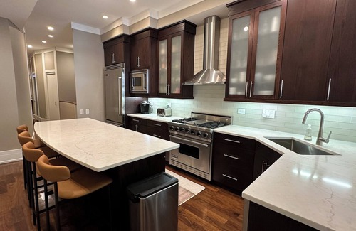 Park West Condominio | Lujo, espacioso piso de piedra rojiza en el primer piso en el este de Lincoln Park