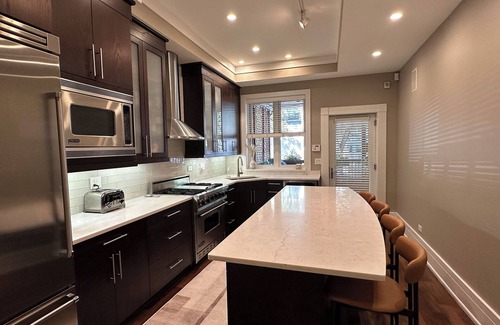 Park West Condominio | Lujo, espacioso piso de piedra rojiza en el primer piso en el este de Lincoln Park