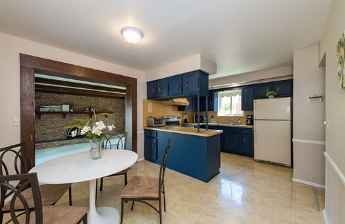 Warren Casa | Luxury spacious Home in a quite neighborhood.