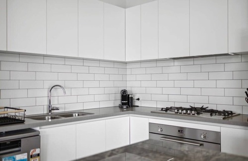Maylands Casa | Luxurious Urban Townhouse w/ Parking