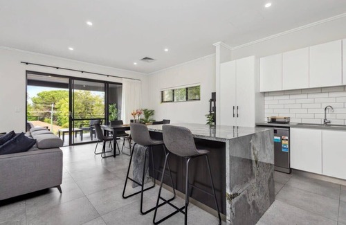 Maylands Casa | Luxurious Urban Townhouse w/ Parking