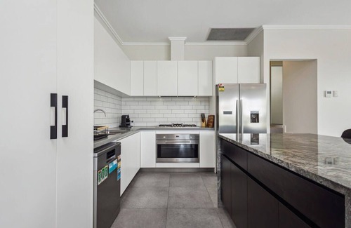 Maylands Casa | Luxurious Urban Townhouse w/ Parking