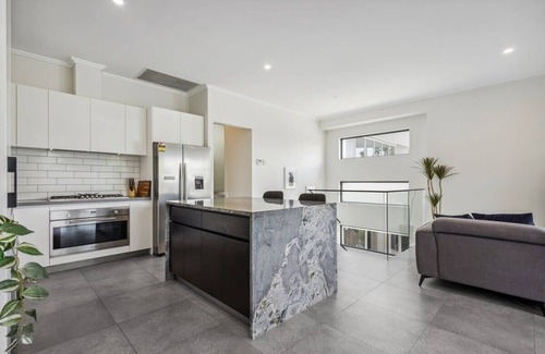 Maylands Casa | Luxurious Urban Townhouse w/ Parking