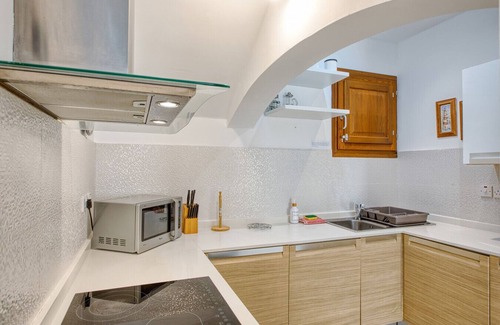 Ghajnsielem Apartamento | Luxury Stay with Courtyard BBQ and Huge Pool