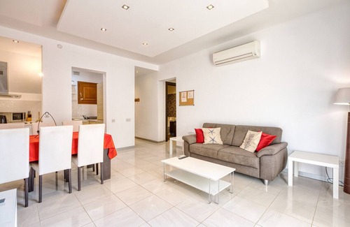 Ghajnsielem Apartamento | Luxury Stay with Courtyard BBQ and Huge Pool