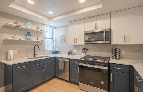 Kierland Apartamento | Luxury Stay with Workspace & Private Pool N268