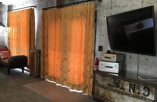 Asheville Apartamento | SUITE INDUSTRIAL STEAMPUNK DE LUJO ~ PISCINA ~ TUBO CALIENTE ~ 2M AVL ~ VIDA SILVESTRE