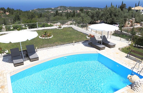 Tsoukaladhes Villa | Villa de piedra de lujo Emily con piscina privada con vistas al mar Jónico