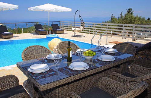 Tsoukaladhes Villa | Villa de piedra de lujo Emily con piscina privada con vistas al mar Jónico