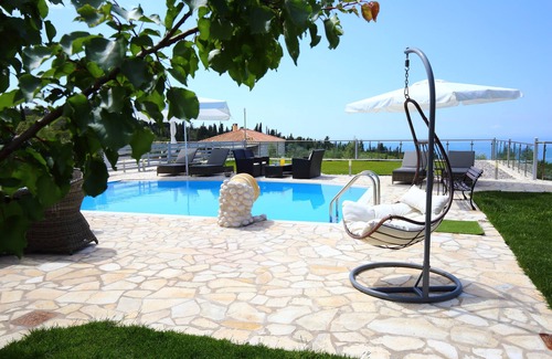 Tsoukaladhes Villa | Villa de piedra de lujo Emily con piscina privada con vistas al mar Jónico