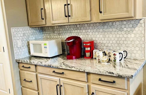 Trail Apartamento | Luxury studio in the private hillside of Trail. Wi-Fi & Pet Friendly!