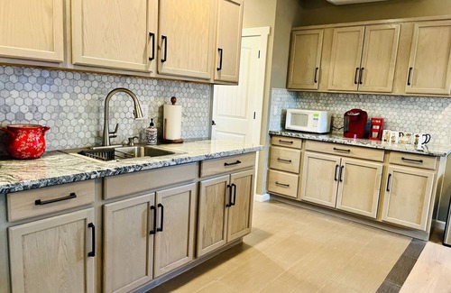 Trail Apartamento | Luxury studio in the private hillside of Trail. Wi-Fi & Pet Friendly!