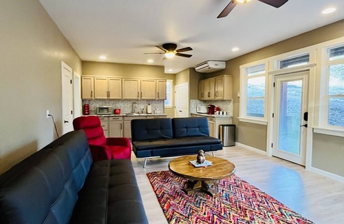 Trail Apartamento | Luxury studio in the private hillside of Trail. Wi-Fi & Pet Friendly!