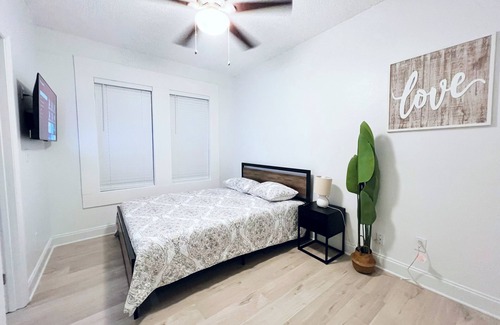 Winter Haven Casa | Luxury Style home w/ fire pit near LakeHoward 20min to LEGOLAND! Pet-Friendly