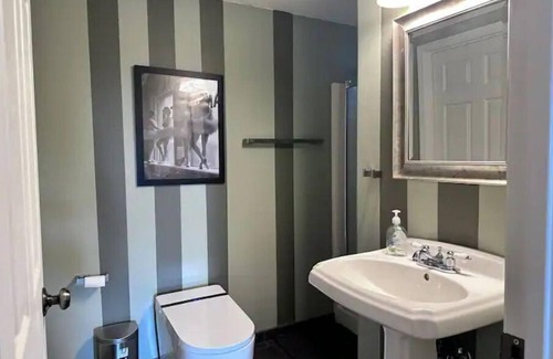 Bull Mountain Casa | Luxury Suit w/ Pool table HotTub