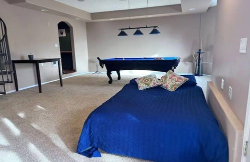 Bull Mountain Casa | Luxury Suit w/ Pool table HotTub