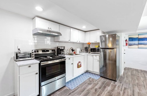 Central Business District Condominio | Luxury Suite by Prudential Ctr & 7min to EWR Airpt