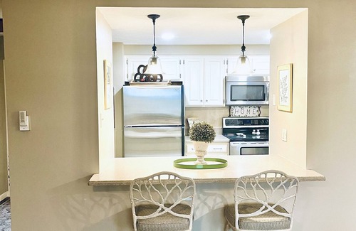 Mid America Condominio | Luxury Suite in Prestigious Lake Hamilton High Rise